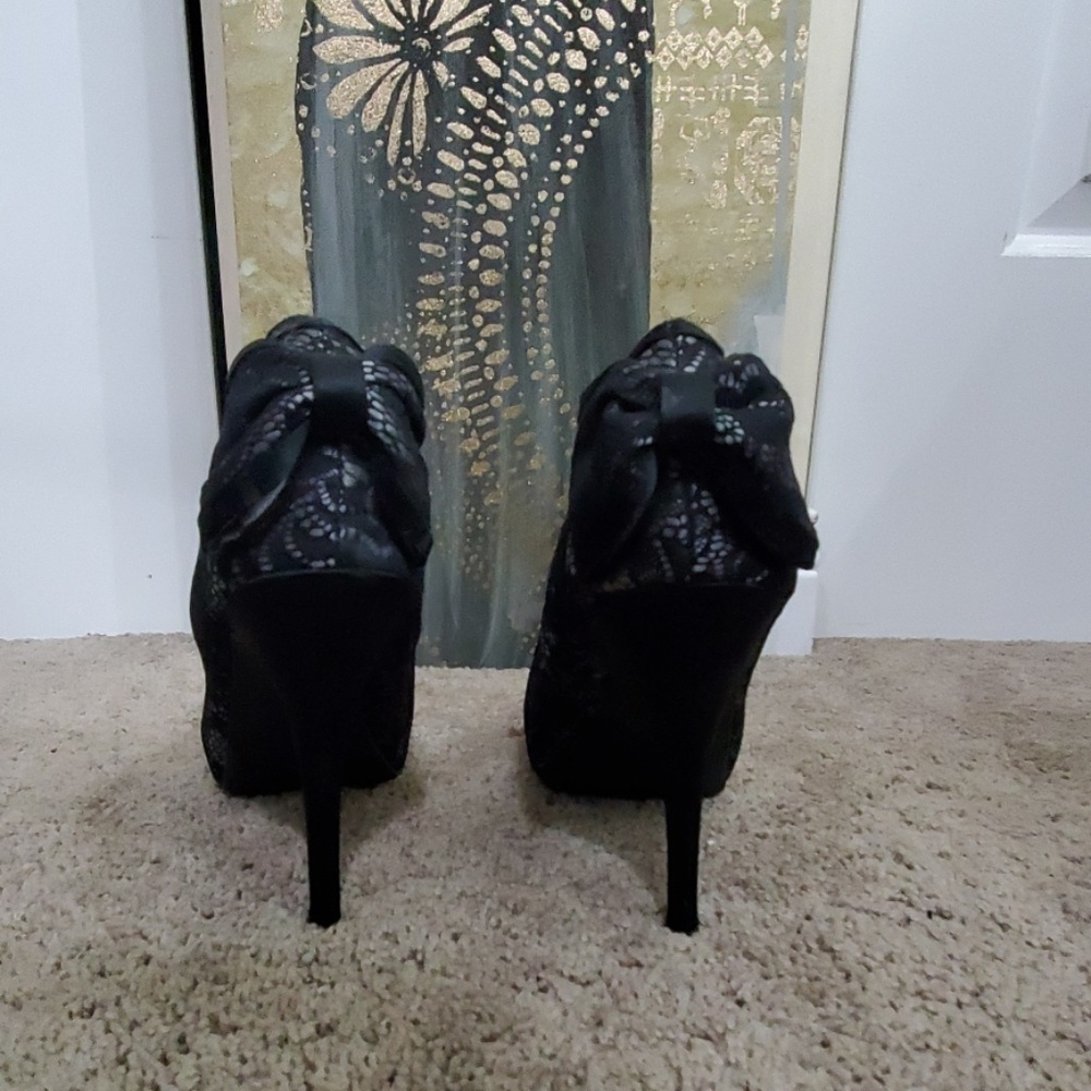 Shoes - Picture 3 of 4